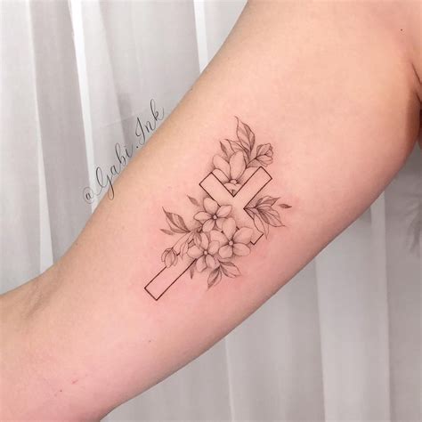 tatuajes de cruz en el brazo para mujer